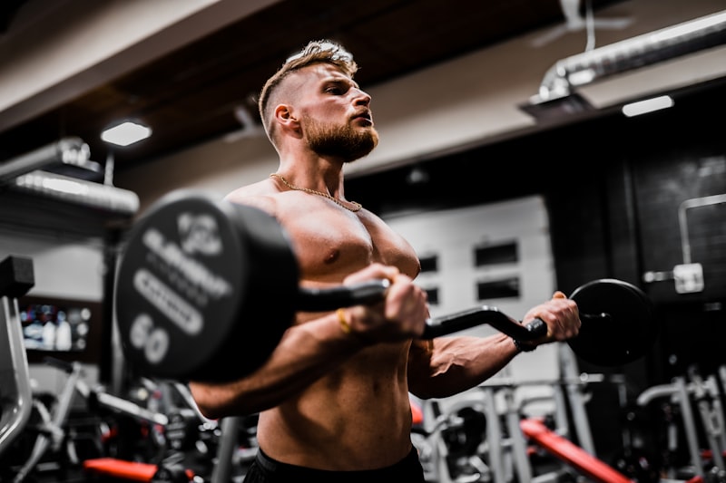 Athlete musculation portrait en pied