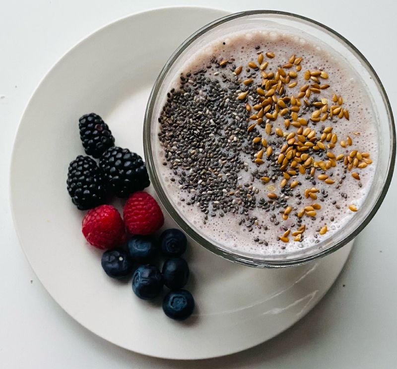 En-cas composé de plusieurs ingrédients réputés comme super-aliments : graines de chia, bananes et cannelle